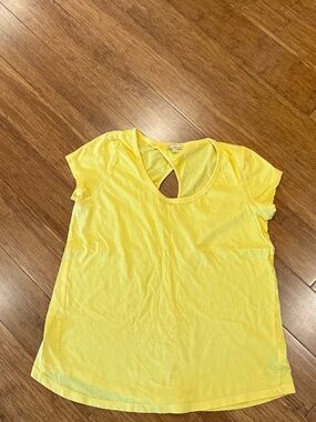GAP woman’s yellow top